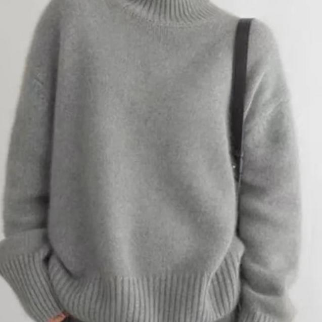 Hannah Women's Oversized Cashmere Turtleneck Sweater – Gentle, Insulating & Sophisticated